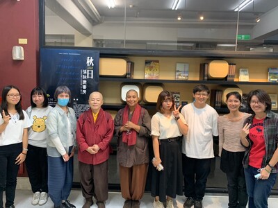 張詠捷作家、老師與策展同學合照