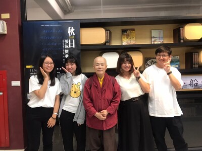 張詠捷作家與策展同學合照