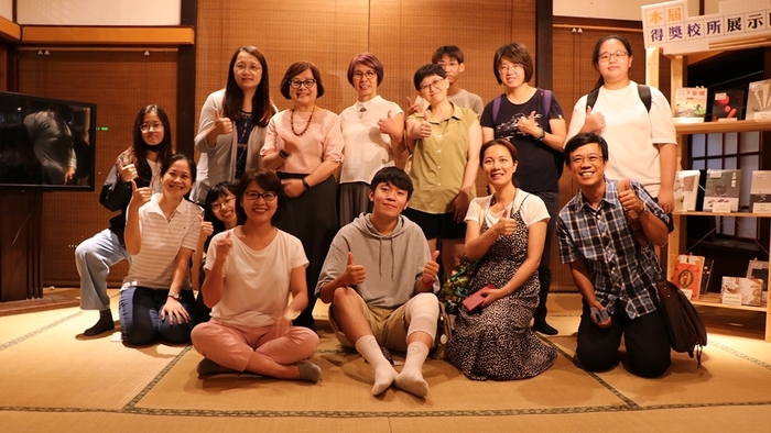 參訪師生與封德屏執行長於「紀州庵文學森林」合影圖片